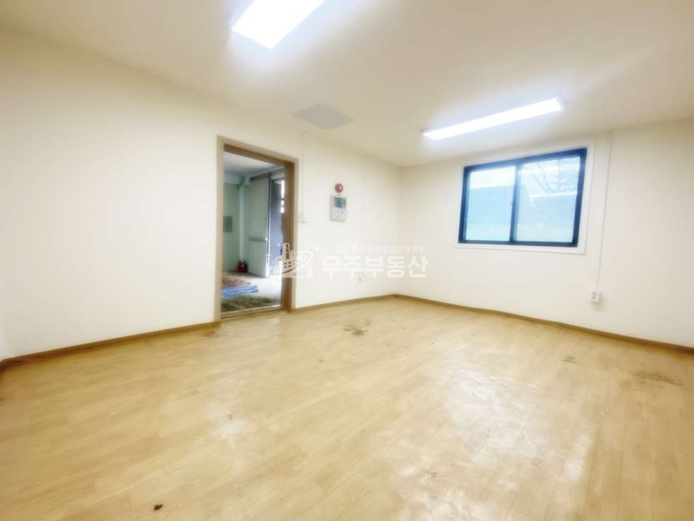 경기 파주시 신촌동 파주 신촌동 공장창고임대 50평 저렴한임대료 내부화장실 및 사무실 주차공간넉넉함 민원소지없음 월세 매물번호 10545 사진 7